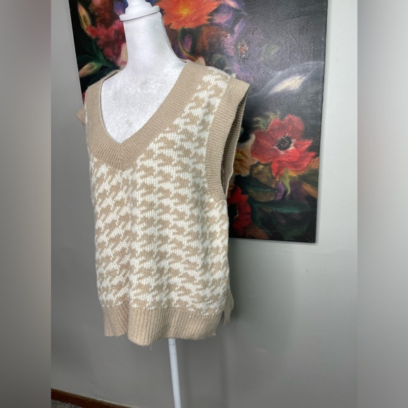 Abercrombie & Fitch NWOT Cropped Fuzzy Soft Sweater Vest Houndstooth Tan Size M - Picture 4 of 10